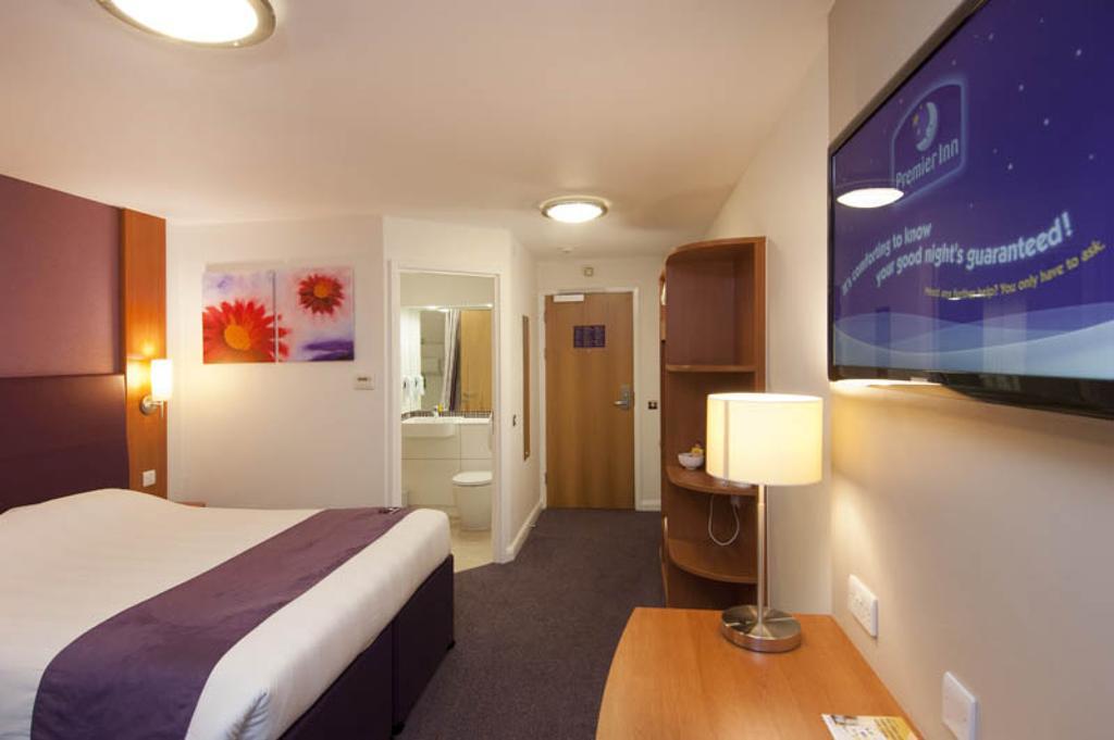 Premier Inn Sunbury - Kempton Park Exterior foto