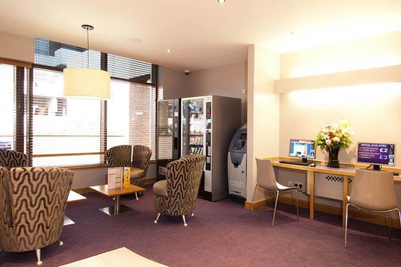 Premier Inn Sunbury - Kempton Park Exterior foto
