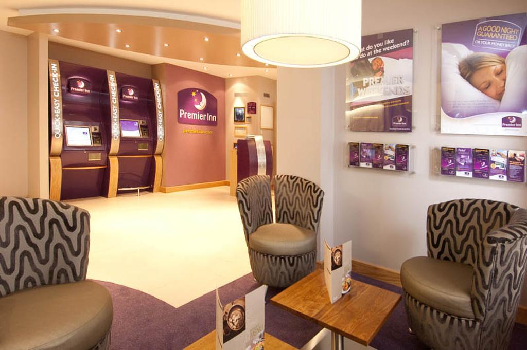 Premier Inn Sunbury - Kempton Park Exterior foto