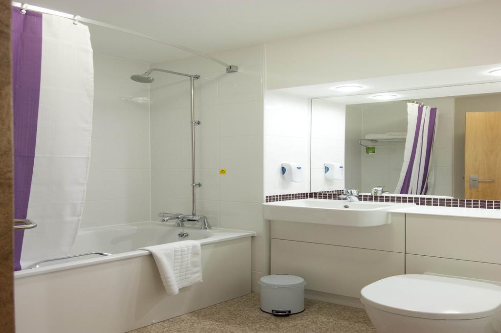 Premier Inn Sunbury - Kempton Park Exterior foto